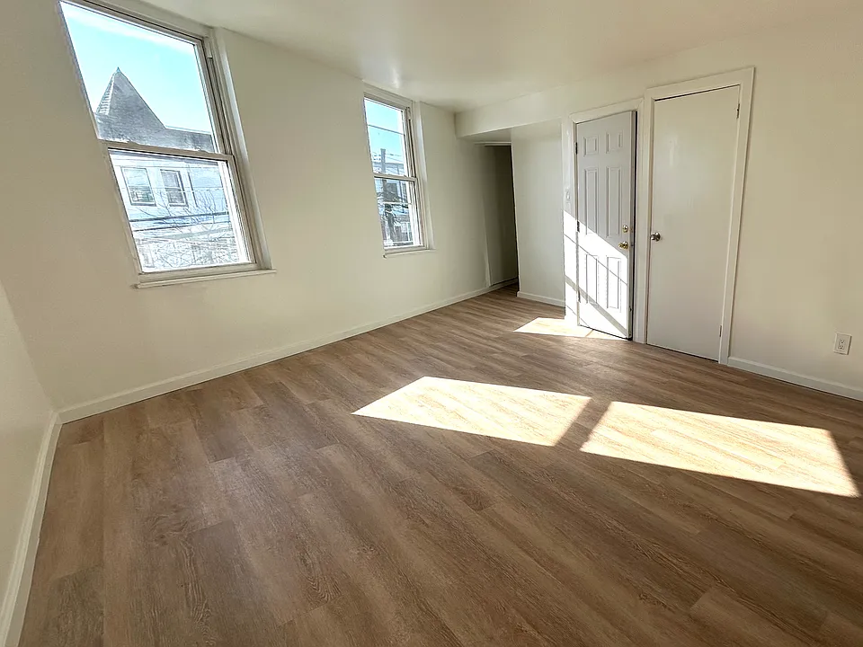 681 Rhinelander Ave #2