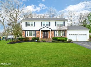 13 Mohawk Ln, Manalapan, NJ 07726