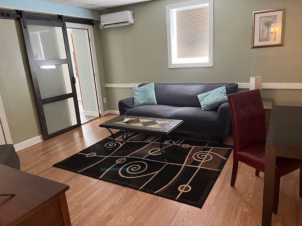 Living Room With smart tv, internet and cable with a dedicated desk
ALL UTILITEIS INCLUDED