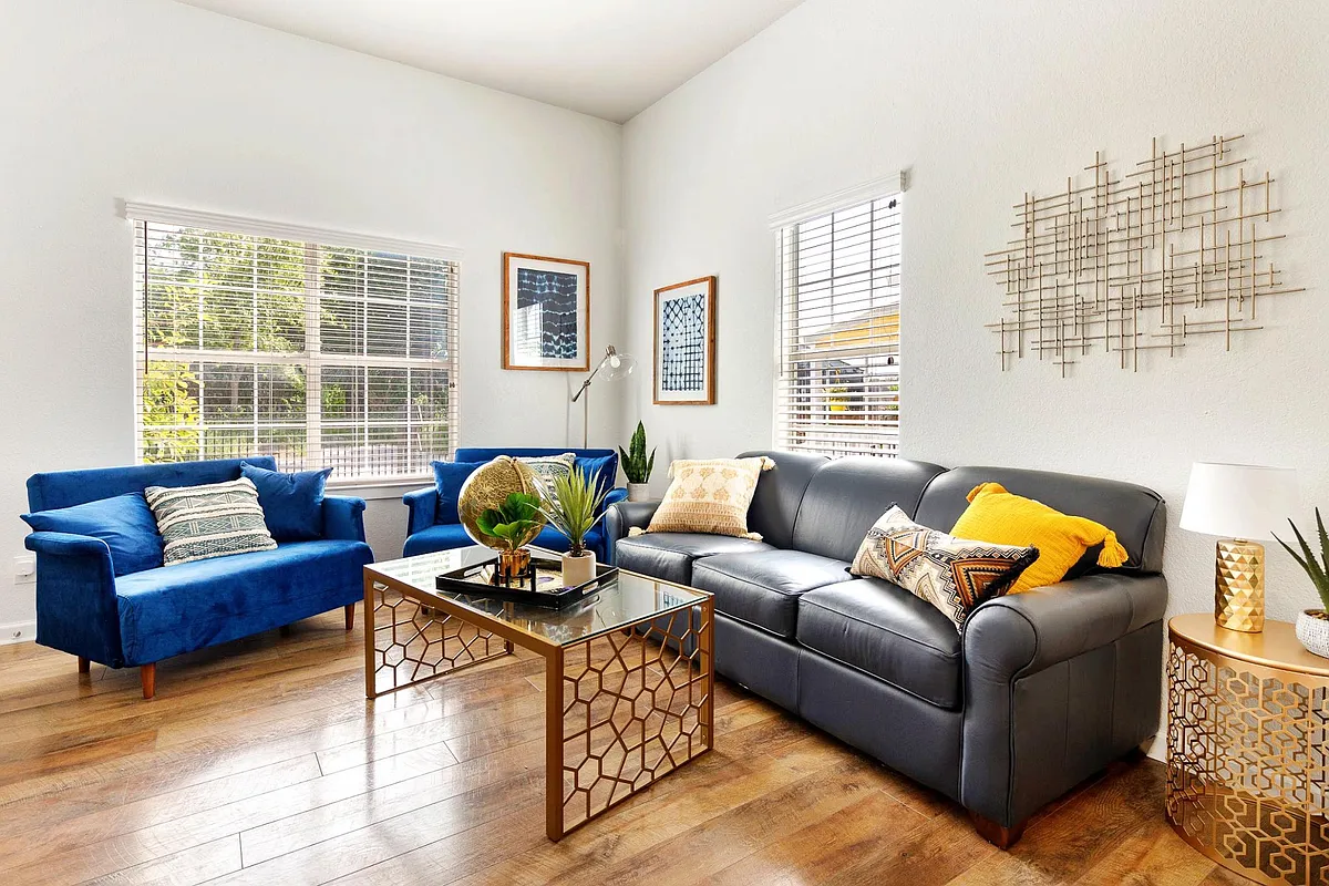 Living Room - 921 W French Pl