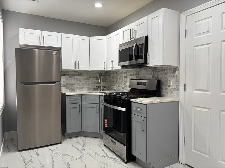70A201 Circular Ave — Photo 1