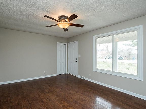 4th image of 160 Taft Dr
