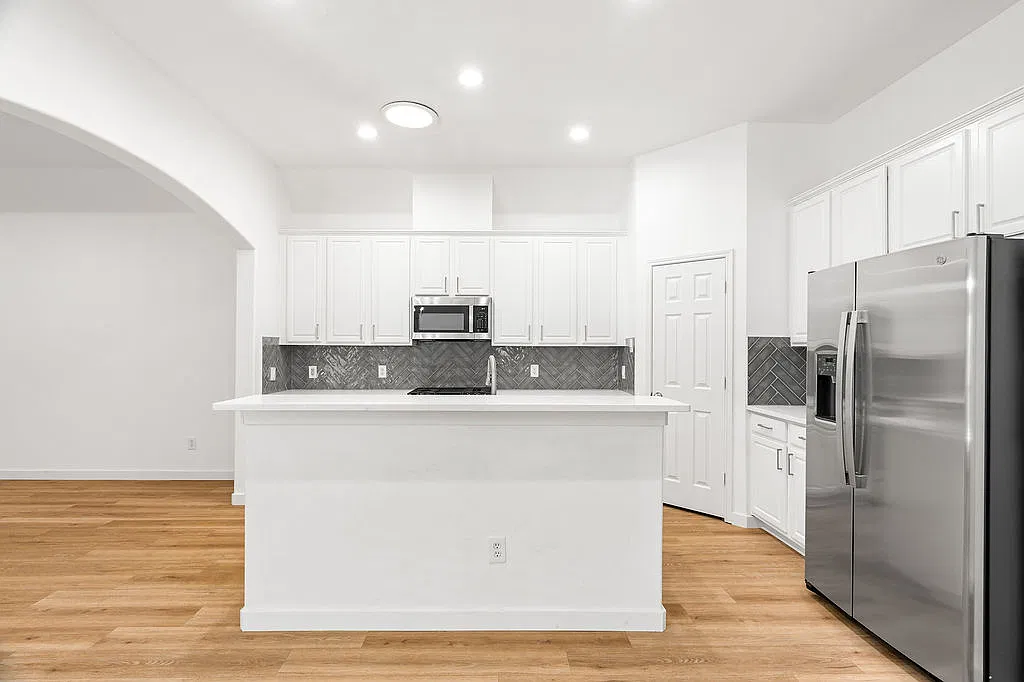 3 bed, 1956 sqft, $2,900 — Photo 3