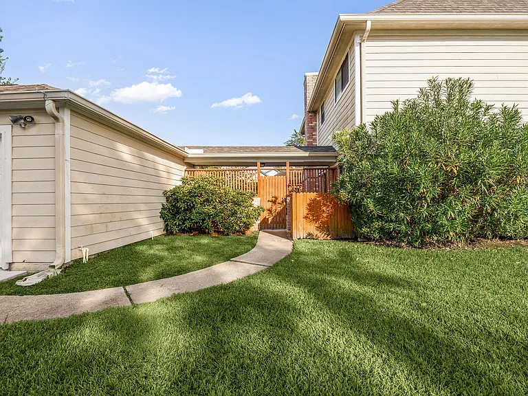 15526 Cabildo Dr — Photo 4
