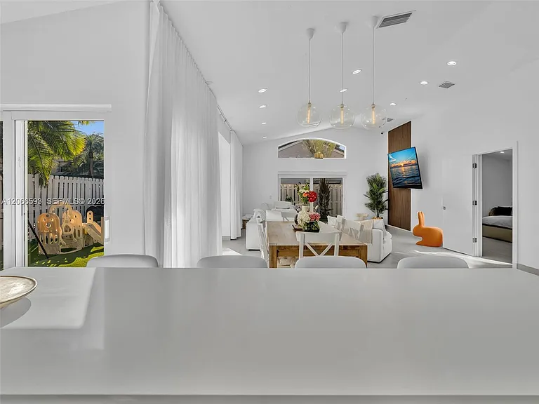 4807 SW 34th Ave — Photo 6