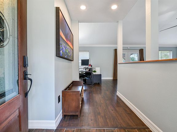 4th image of 419 Broadmoor St