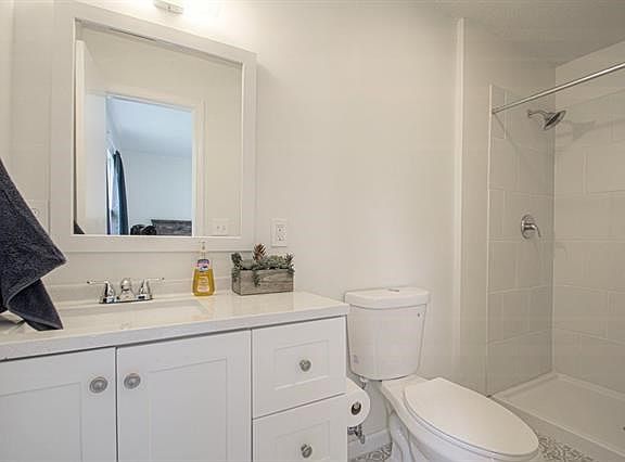 4th image of 5144 Locust Ave