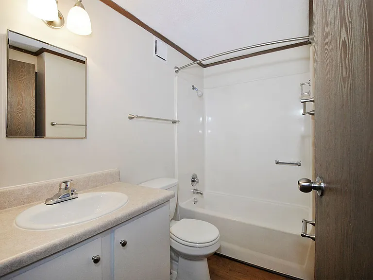 Surrey Park Apartments — Photo 9