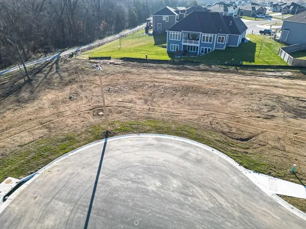 8 Stone Creek Ave, Tonganoxie, KS 66086