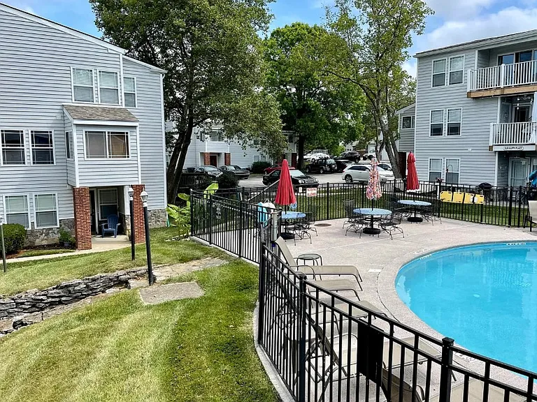 2414 Lake Park Rd — Photo 2
