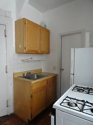 Rented by Perry Associates NYC Inc | media 19