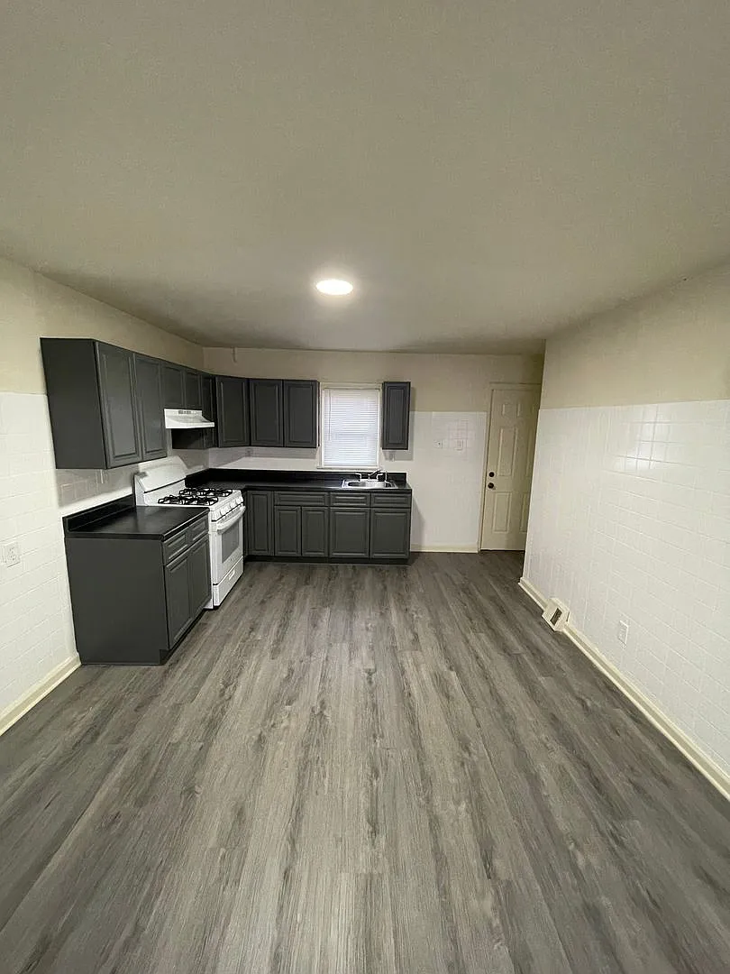 Four Bedroom House For Rent — Photo 3