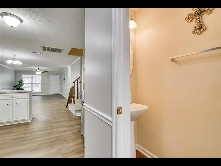 616 Goodale Ln — Photo 8