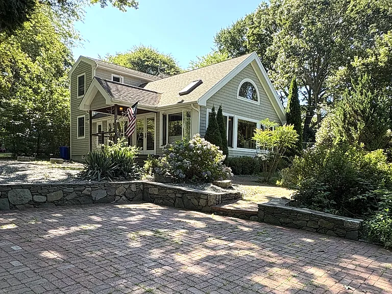 Beach Ave — Photo 1