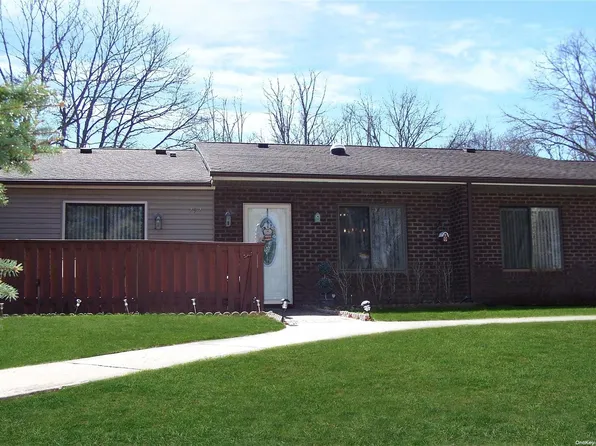 792 Brettonwoods Drive #792, Coram, NY 11727