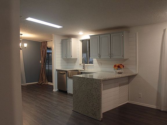4th image of 215 Choo Choo Ln