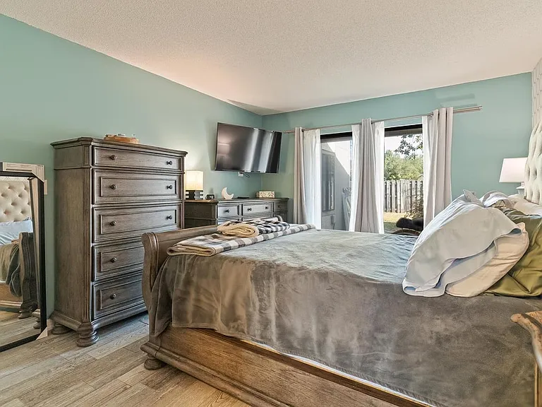 800 Bay Dr #10 — Photo 11