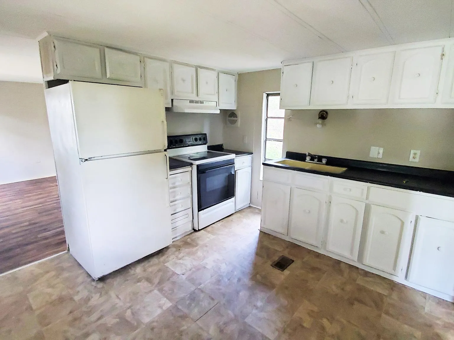 3 bed, 900 sqft, $750 — Photo 3