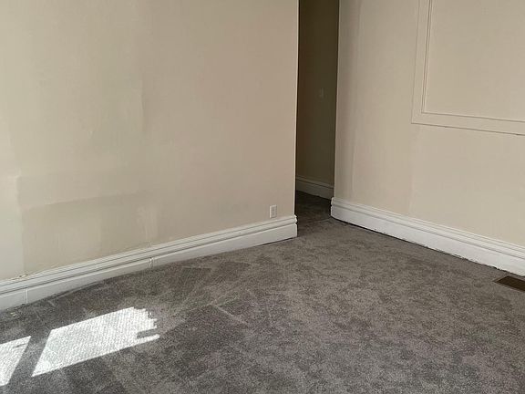 4th image of 1118 Kinneys Ln #B