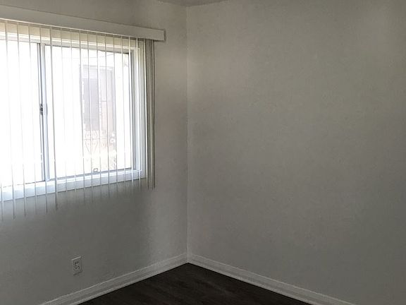 3rd image of 20843 Roseton Ave