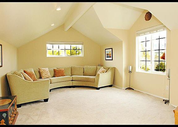 2nd image of 1390 Evergreen Ln