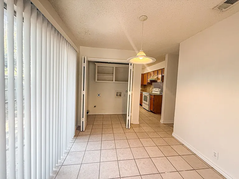 612-614 Towne House Ln — Photo 13