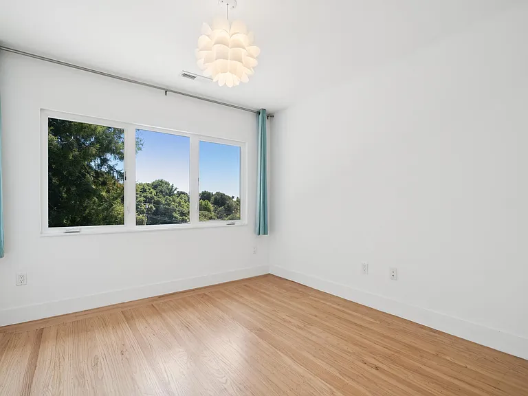 Upstairs middle bedroom