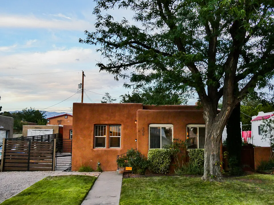 308 Dartmouth Dr SE