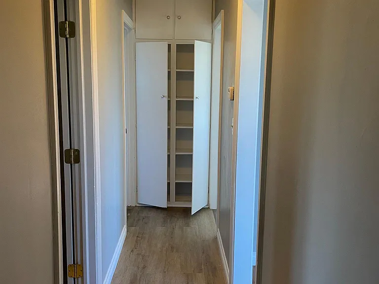 hallway to 2 bedrooms