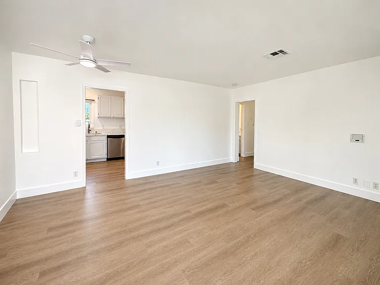 917 N Mariposa St — Photo 2