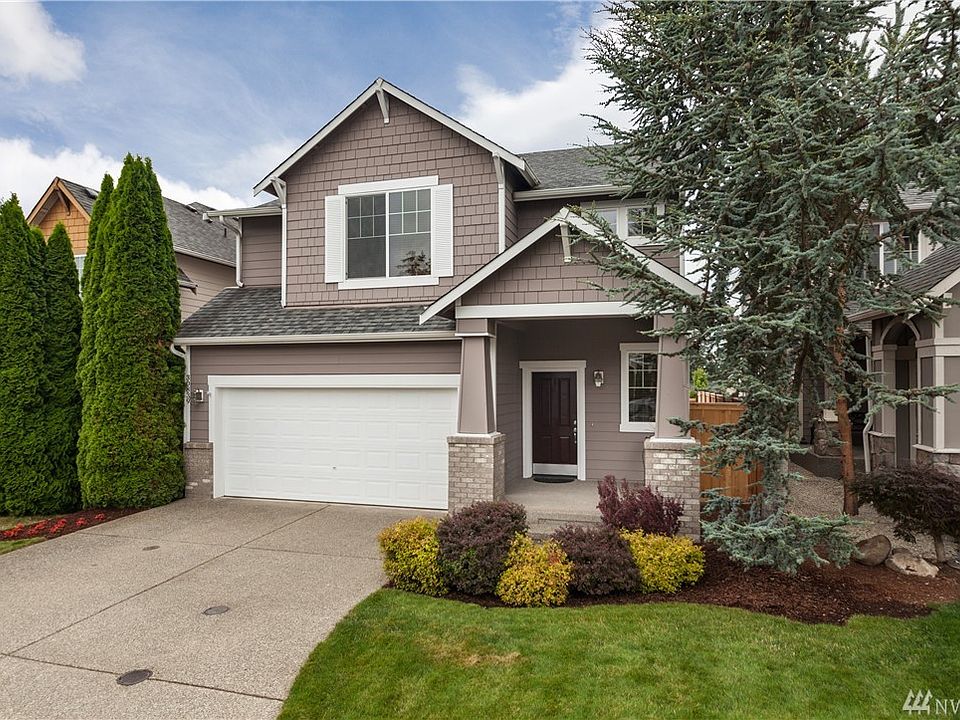 Beautiful home with covered porch in Marchini Meadows