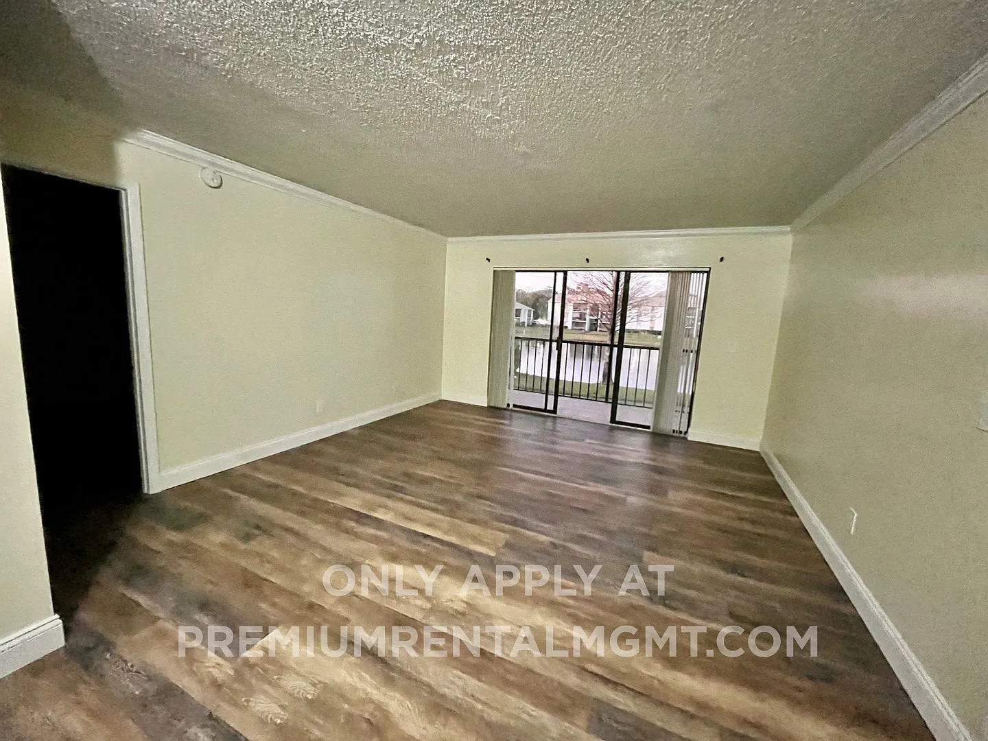 1 Bedroom 2nd Floor Condo in East Orlando with Laminate Flooring and Scenic Balcony View! — Photo 3