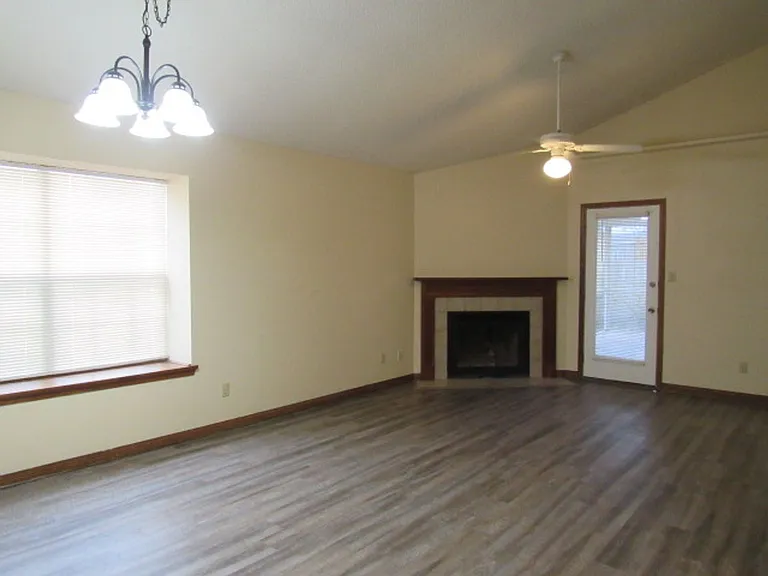 2025 Cambridge Cir — Photo 6