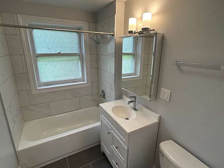 1303 W Roscoe St #2 — Photo 5