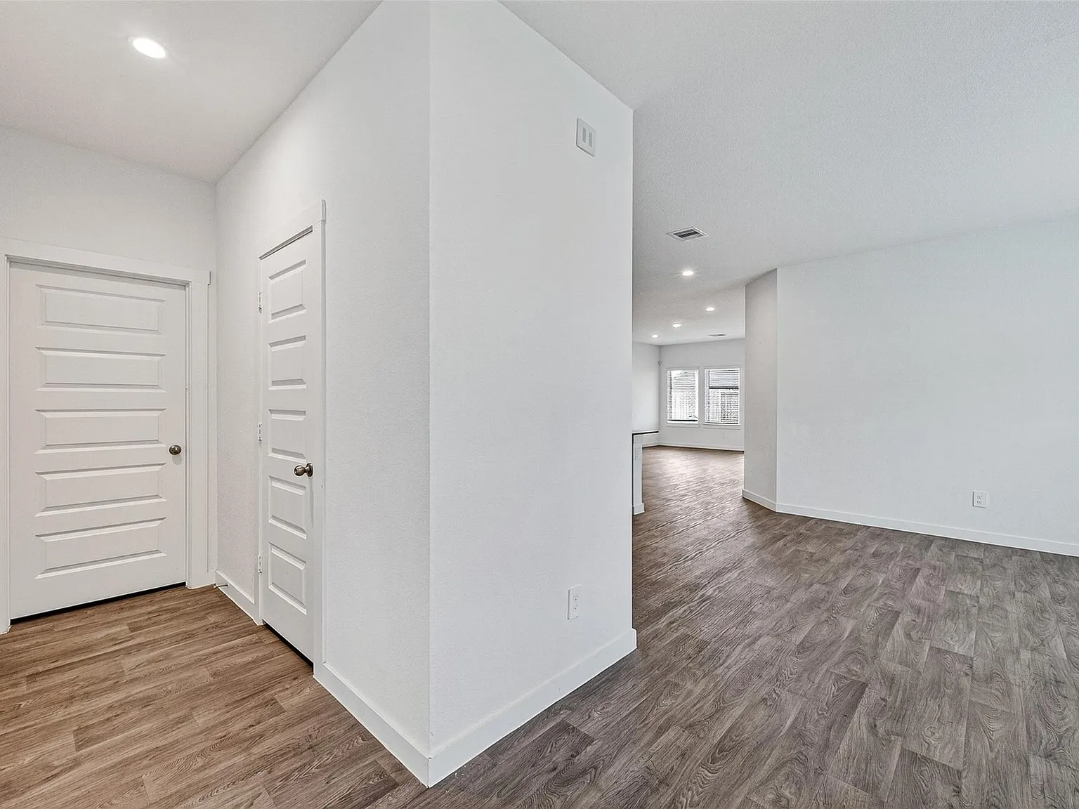 4 bed, 2.5 bath, 2369 sqft, $2,350 — Photo 4