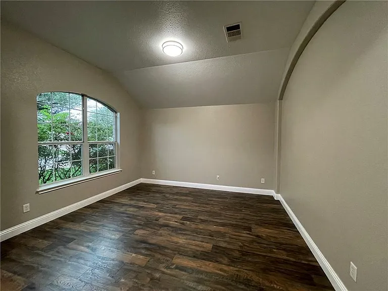 18512 Sandy Bottom Dr — Photo 3