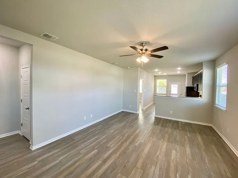 321 Caleb Ct — Photo 4