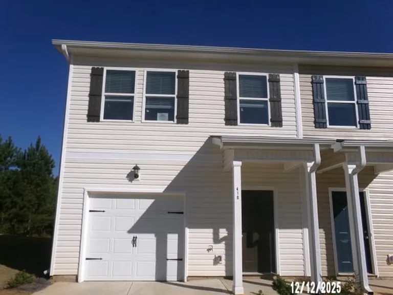 410 Oakwood Dr NW — Photo 1