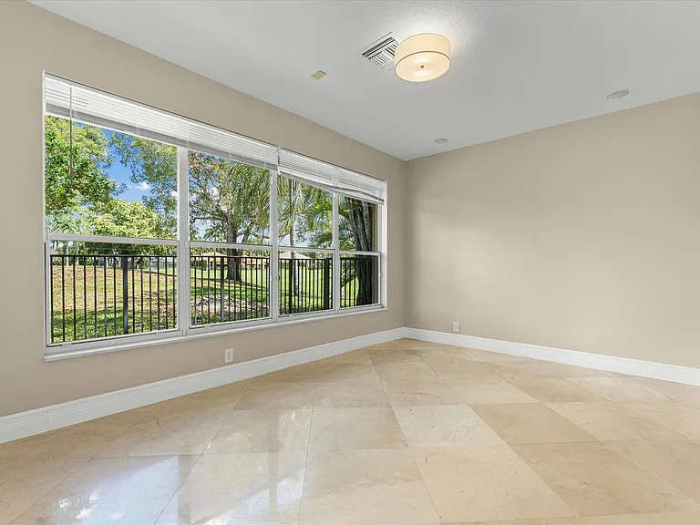 2579 Mayfair Ln — Photo 22