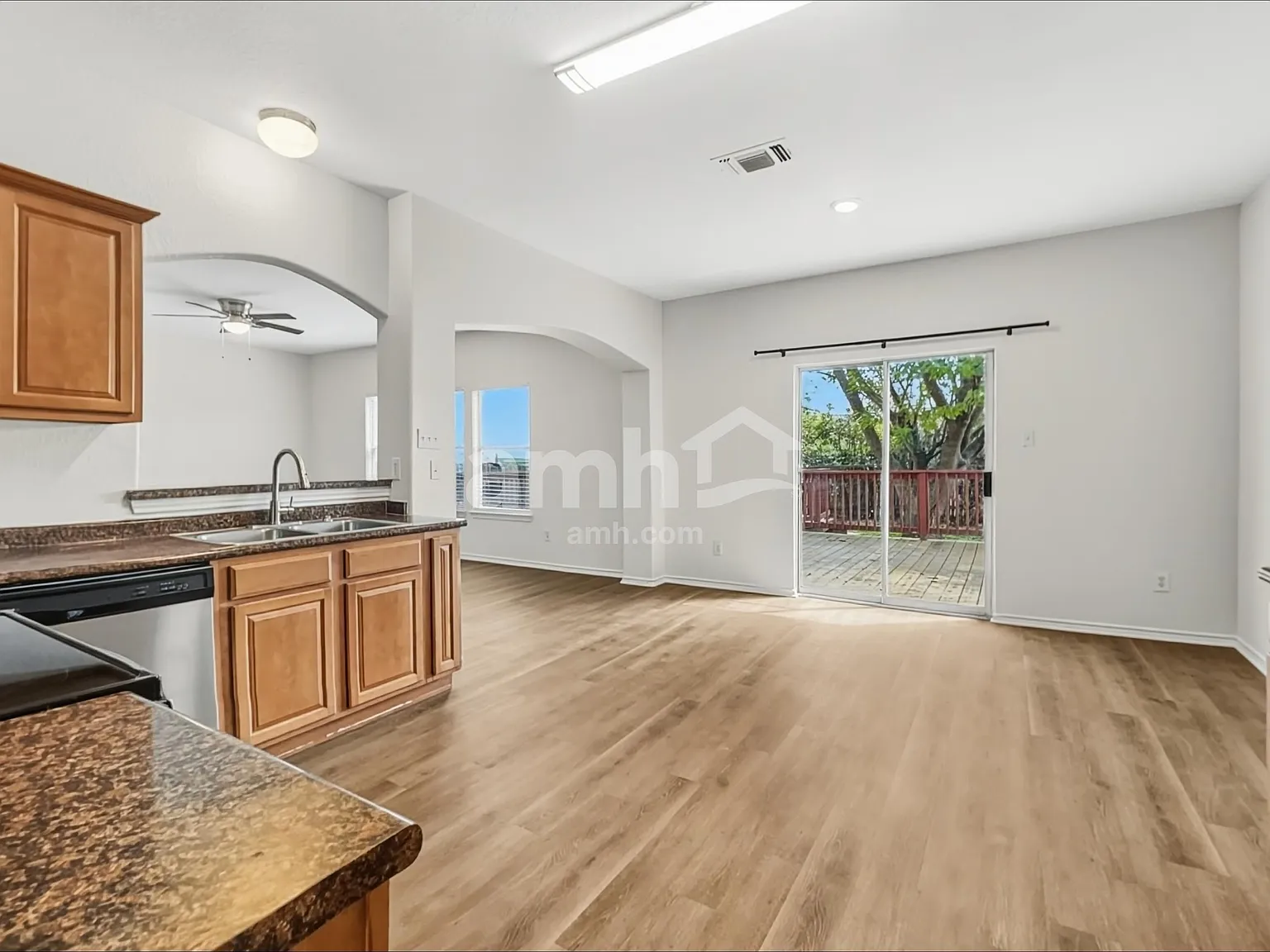 4 bed, 2.5 bath, 2421 sqft, $1,940 — Photo 4