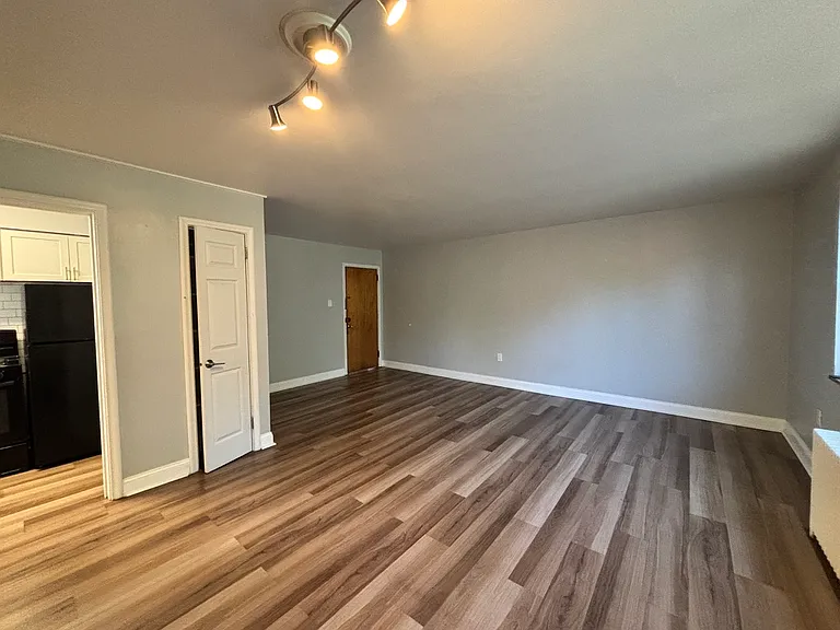 Royal Gardens Apartments — Photo 9