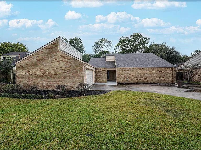 2306 Wallingford Dr — Photo 1