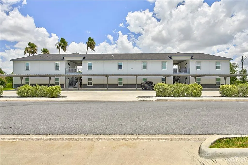 1207 W Kennedy St — Photo 1