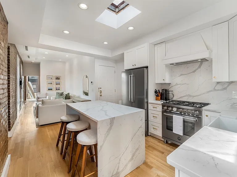 232 Willow Ave #4R — Photo 2
