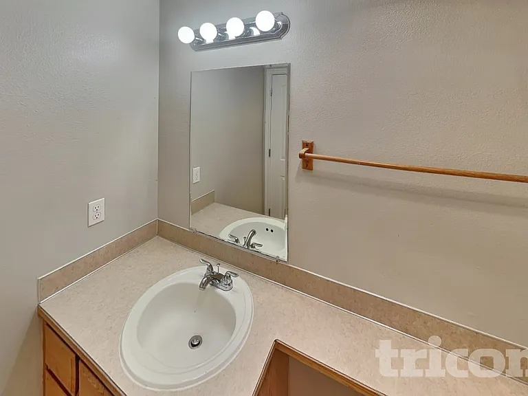 1105 Village Pkwy E — Photo 9