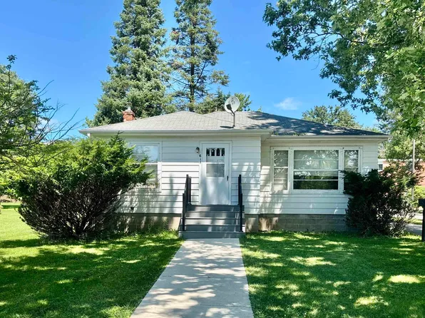 614 North St, Decorah, IA 52101