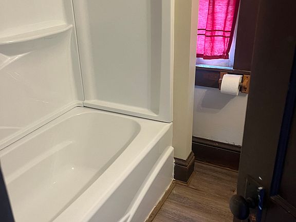 4th image of 211 Howard St