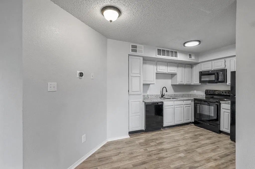 2300 Bamboo Dr — Photo 3