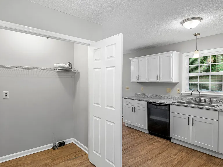1811 Cody Ave — Photo 13