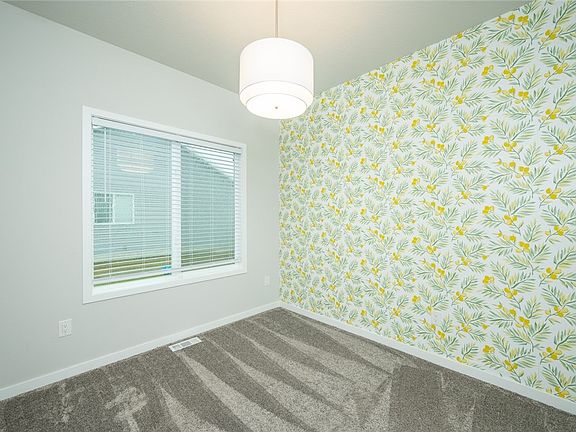 5th image of 613 Sunset Dr SE